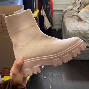 CHUNKY SOLE ANKLE CHELSEA SOCK BOOT IN CREAM KNIT